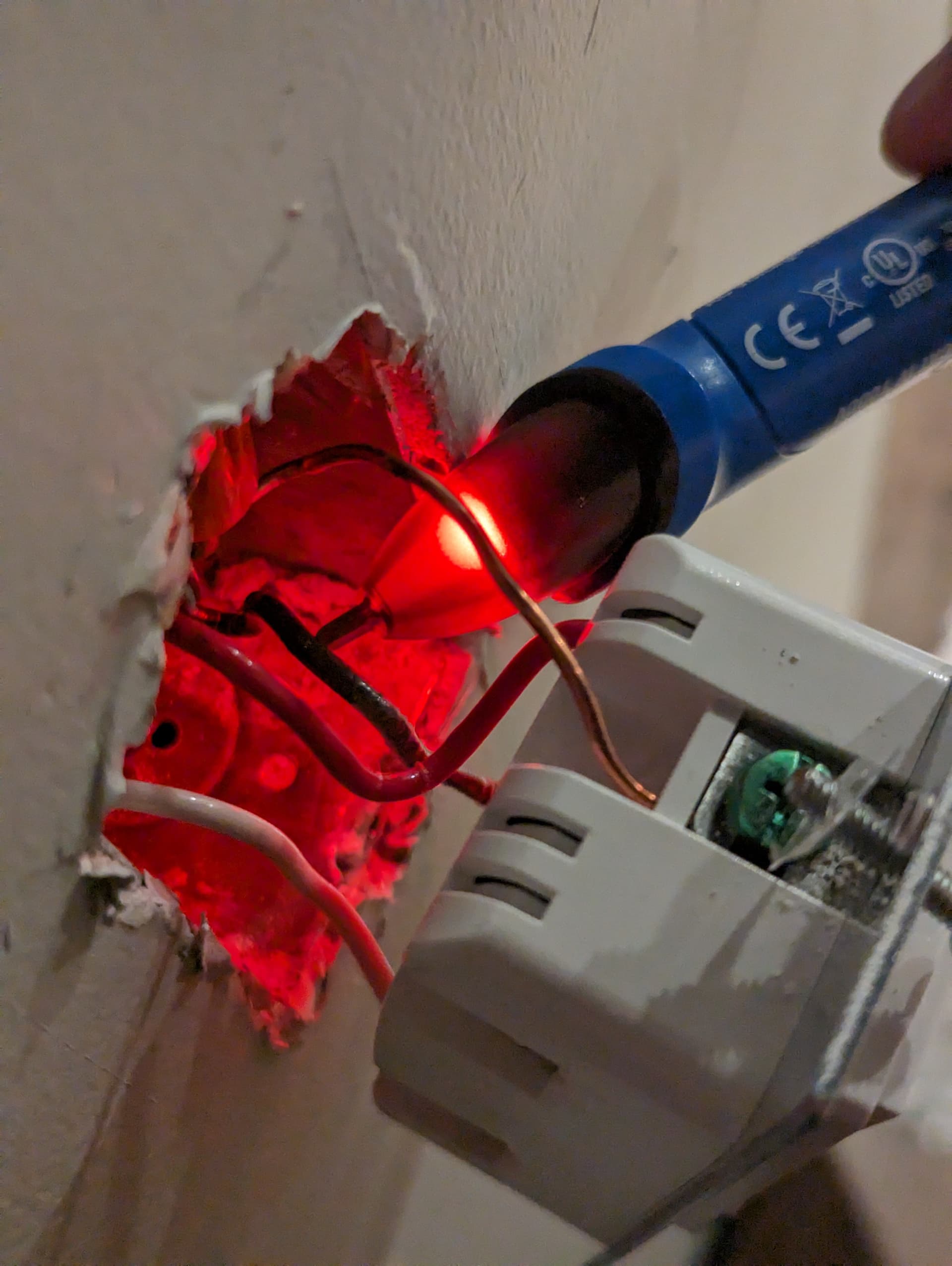 My Zooz switch shows it is on in the Hubitat app, but it's not. And the